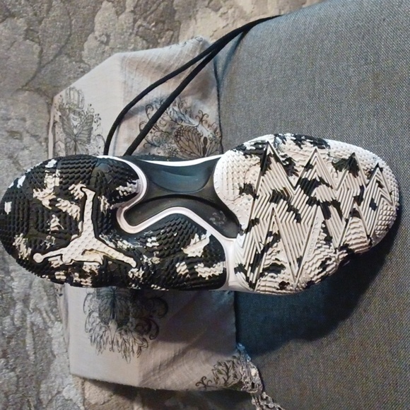 JORDAN Shoes Black and White Athletic Sneakers with Gold Accents - Picture 9 of 9